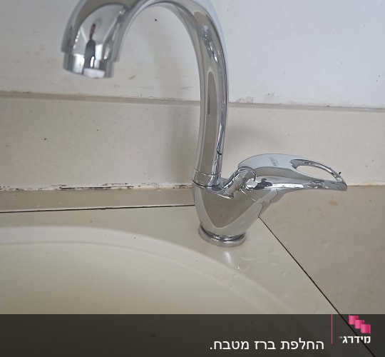 ברז כיור מטבח עם כיור לבן